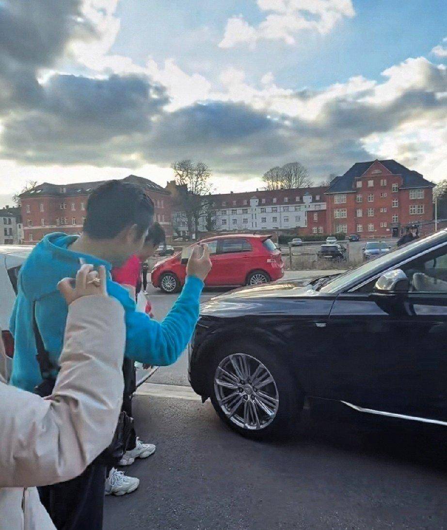 樊振东德甲赛后被星姐围观移车，徐老师指挥东东倒车笑翻全场，球迷默契送别显真情